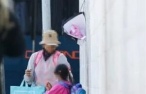 Mãe amarra filha em placa para vender pipoca em semáforo do DF