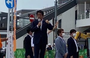 EX- PRIMEIRO MINISTRO DO JAPÃO É BALEADO ENQUANTO FAZIA CAMPANHA NA RUA