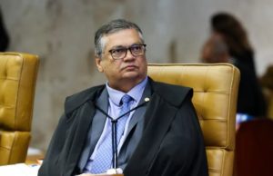 Flávio Dino bloqueia emendas parlamentares propostas por Eduardo Bolsonaro e Alexandre Ramagem