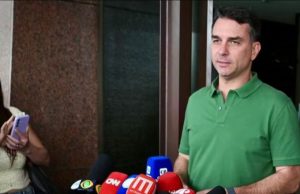 Flávio Bolsonaro indica que candidatura é moeda de troca e ‘tem preço’ para ser retirada